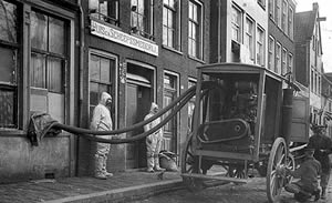 Toen in 1929 in Den Haag polio uitbrak, moesten de GG&GD de straat op om de Hagenaars te overtuigen dat vaccinatie geen risico’s opleverden.